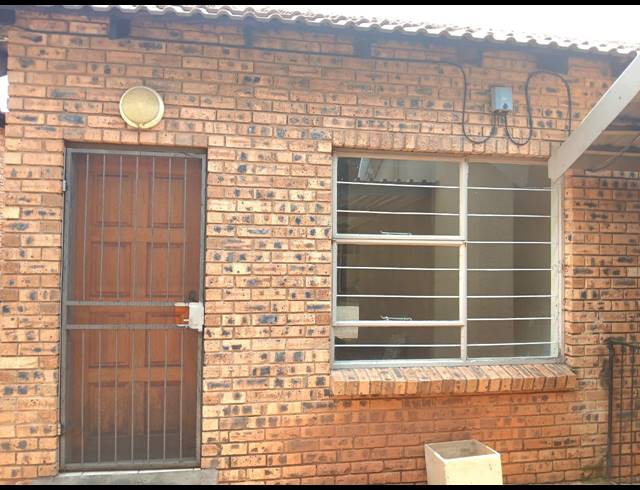 2 BEDROOM SECTIONAL TITLE FOR SALE IN GREENHILLS